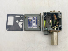 Load image into Gallery viewer, Square D ACW-2 Pressure Switch, Range 10-300PSI Differ. 25-125PSI (Open Box)