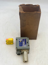 Load image into Gallery viewer, Square D ACW-2 Pressure Switch, Range 10-300PSI Differ. 25-125PSI (Open Box)