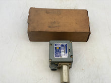 Load image into Gallery viewer, Square D ACW-2 Pressure Switch, Range 10-300PSI Differ. 25-125PSI (Open Box)