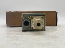 Load image into Gallery viewer, Square D ACW-2 Pressure Switch, Range 10-300PSI Differ. 25-125PSI (Open Box)