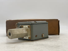 Load image into Gallery viewer, Square D ACW-2 Pressure Switch, Range 10-300PSI Differ. 25-125PSI (Open Box)