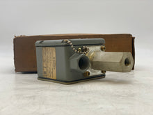 Load image into Gallery viewer, Square D ACW-2 Pressure Switch, Range 10-300PSI Differ. 25-125PSI (Open Box)