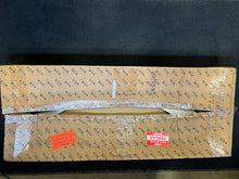 Load image into Gallery viewer, Eaton B-Line 75A-90VI24WO Vertical Inside Barrier Strip *Box of (6)* (Open Box)