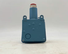 Load image into Gallery viewer, United Electric Controls H100-190 95303 Pressure Switch (No Box)