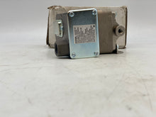 Load image into Gallery viewer, Barksdale DPD1T-H18SS Pressure Or Vacuum Activated Switch (New)