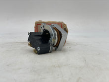 Load image into Gallery viewer, Cutler-Hammer E30DX4 Compact Pushbutton Operator w/ Ind. Light (Open Box)