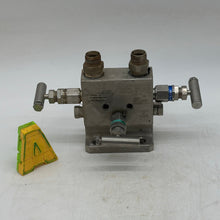 Load image into Gallery viewer, Rosemount C30403-1220-0300 0304RT32B1XSG 304 3-Valve Flange x NPT Manifold (Used)