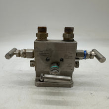 Load image into Gallery viewer, Rosemount C30403-1220-0300 0304RT32B1XSG 304 3-Valve Flange x NPT Manifold (Used)
