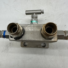 Load image into Gallery viewer, Rosemount C30403-1220-0300 0304RT32B1XSG 304 3-Valve Flange x NPT Manifold (Used)
