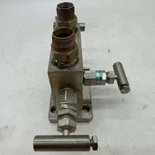 Load image into Gallery viewer, Rosemount C30403-1220-0300 0304RT32B1XSG 304 3-Valve Flange x NPT Manifold (Used)