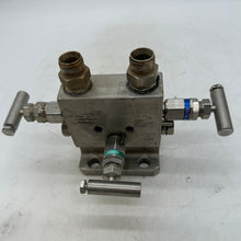 Load image into Gallery viewer, Rosemount C30403-1220-0300 0304RT32B1XSG 304 3-Valve Flange x NPT Manifold (Used)