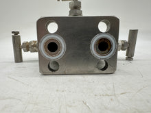 Load image into Gallery viewer, Rosemount C30403-1220-0300 0304RT32B1XSG 304 3-Valve Flange x NPT Manifold (Used)