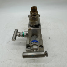 Load image into Gallery viewer, Rosemount C30403-1220-0300 0304RT32B1XSG 304 3-Valve Flange x NPT Manifold (Used)