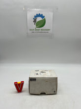 Load image into Gallery viewer, Parker 8FSC8N-316 A-LOK Female Connector, 1/2" Tube OD x 1/2" FNPT, *Box of (18)* (Open Box)