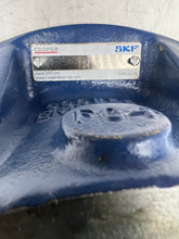 Load image into Gallery viewer, SKF Cooper 01EBCF215EXAT 4 Bolt Round Flange Block-Cylind. Roller Bearing (New)