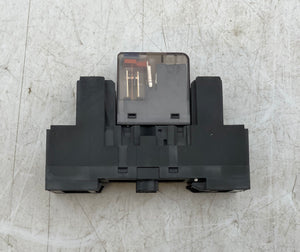 Siemens LZX:PT570024 Plug-In-Relay, 24VDC, 6A, w/ LZS:PT78740 Base (Used)