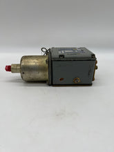 Load image into Gallery viewer, Square D ACW-4 Form-Z4 Pressure Switch, Class 9012, Range 1-20PSI, 10A/600V (Used)