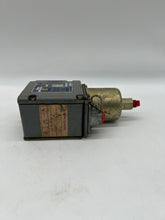 Load image into Gallery viewer, Square D ACW-4 Form-Z4 Pressure Switch, Class 9012, Range 1-20PSI, 10A/600V (Used)