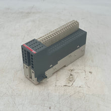 Load image into Gallery viewer, ABB 1TNE968902R2102 DI562 A0 Digital Input Mod, 16 In, Sink/Source, 24VDC (Used)