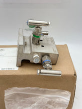 Load image into Gallery viewer, Parker PGI M-650S6P-VSH 3-Valve Manifold Asy. (New)