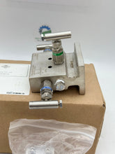 Load image into Gallery viewer, Parker PGI M-650S6P-VSH 3-Valve Manifold Asy. (New)