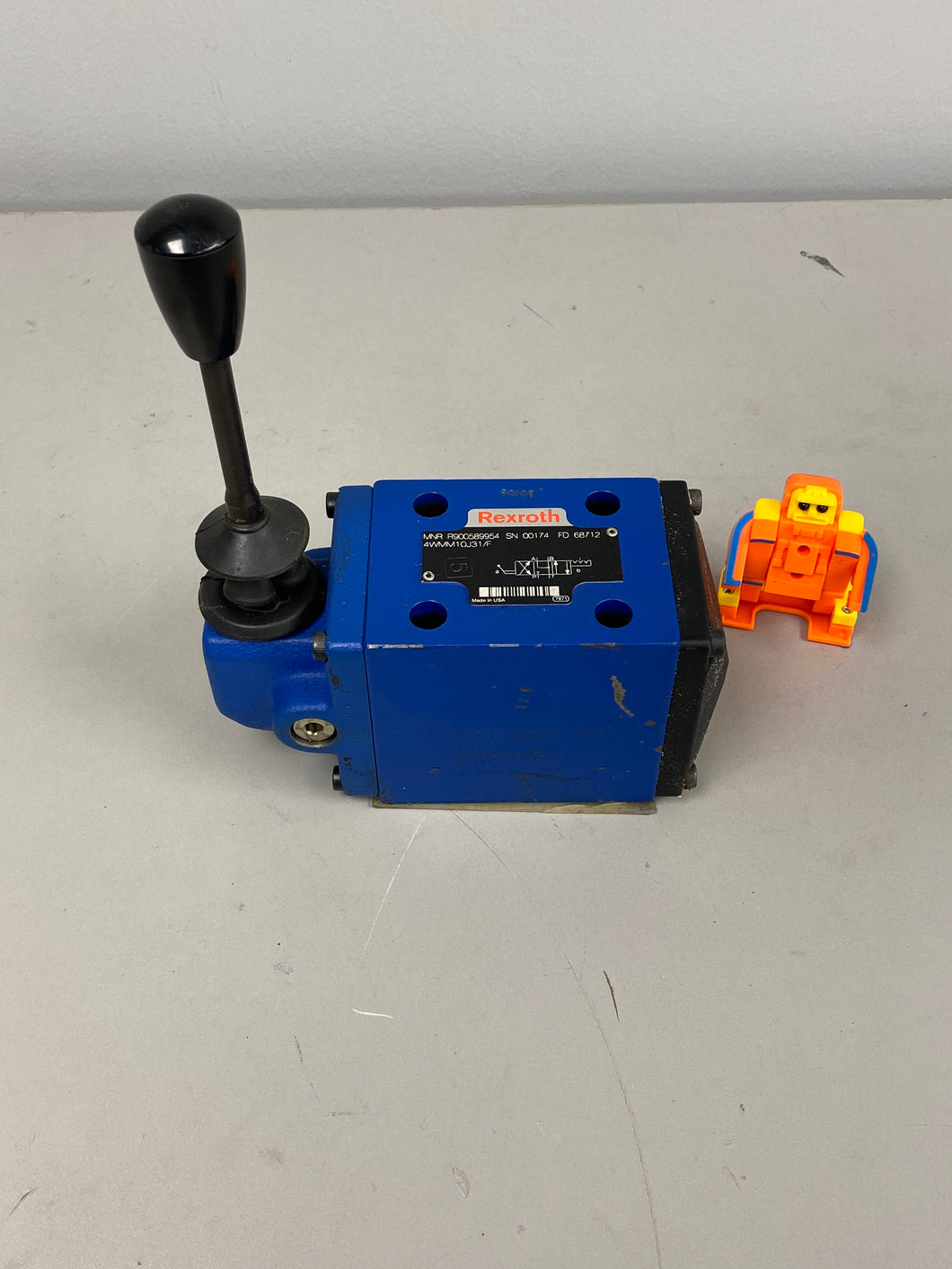 Rexroth Bosch R900589954 4WMM10J31/F Hydraulic Directional Control Valve w/Lever (No Box)