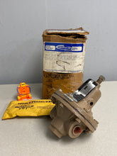 Load image into Gallery viewer, Cashco Model D CI/CI/B2, 1/2&quot; NPT Regulator, P/N 2B4-1B27-12400000C (Open Box)