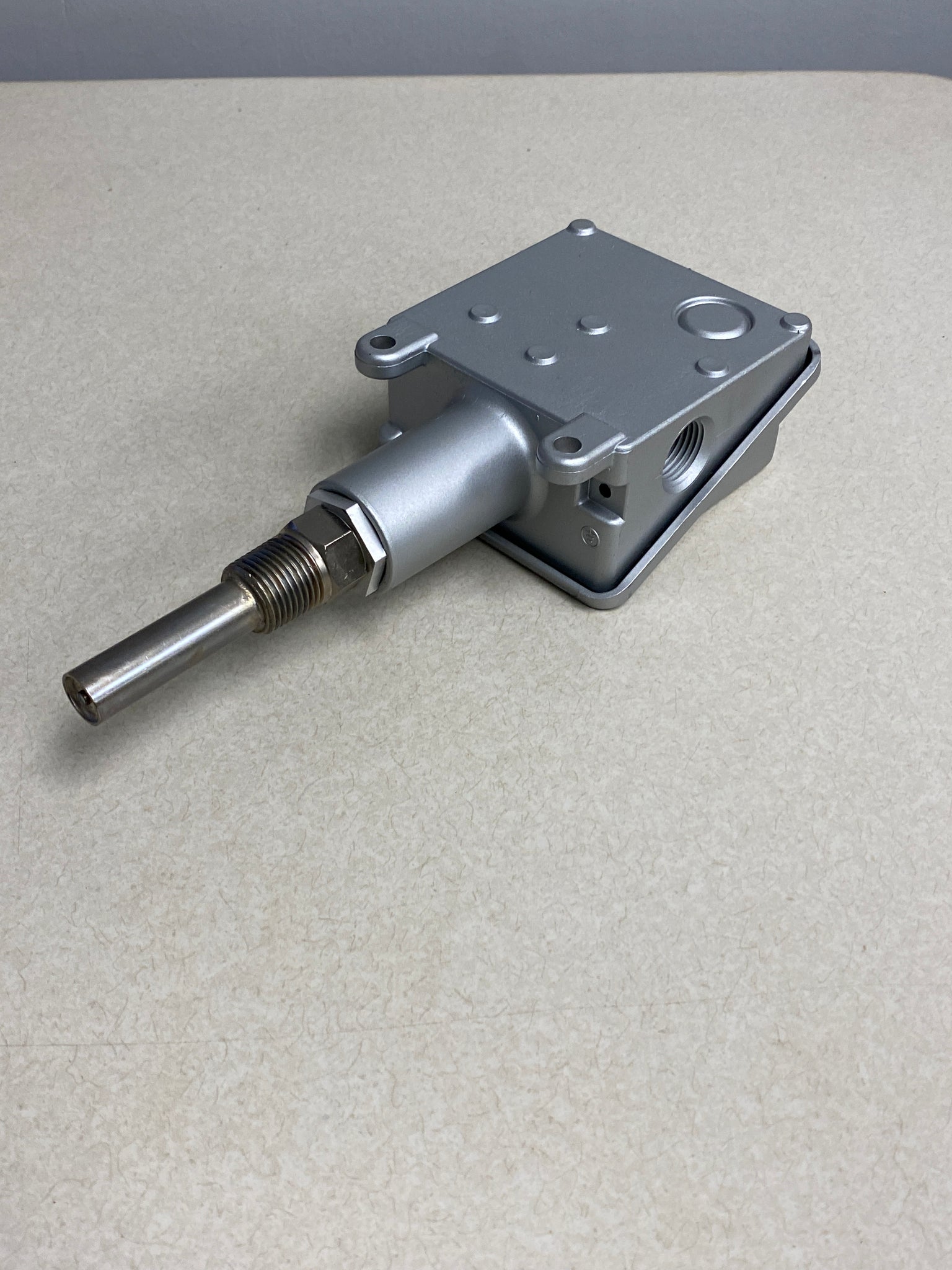 United Electric Controls B100120 91070 Temperature Controller, 0225F