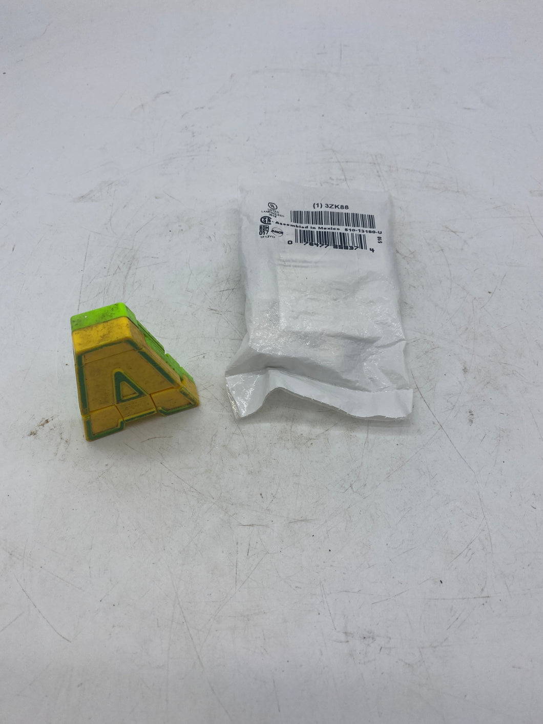 Leviton 3ZK88 Fluorescent Lamp Holder, *Lot of (5)* (Open Box)