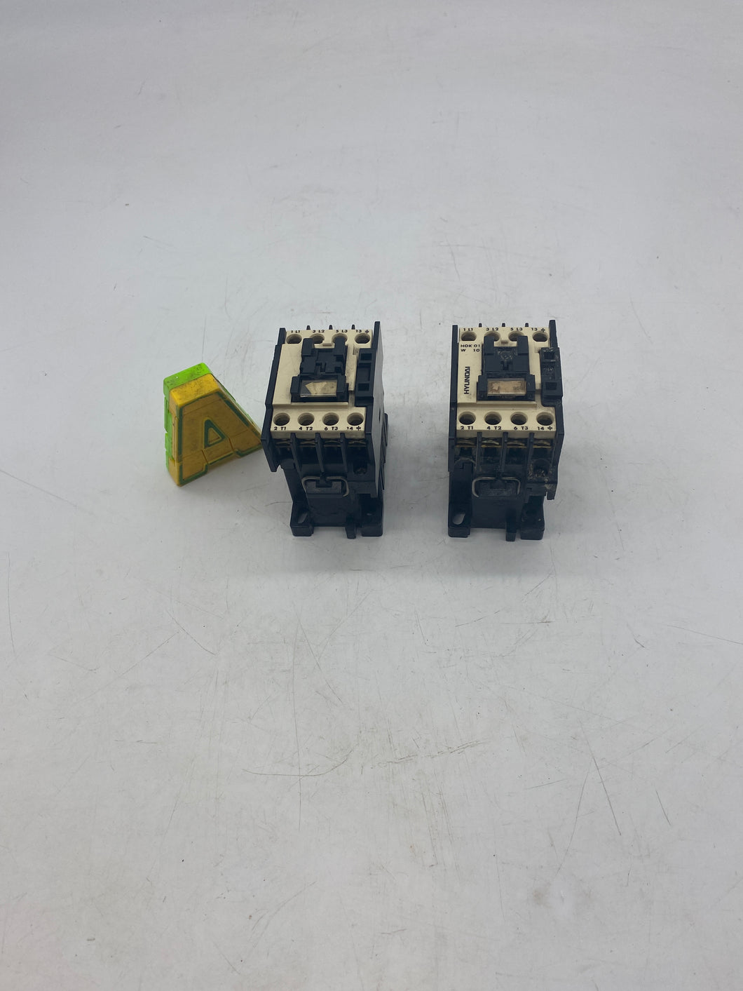 Hyundai HOK O1W 10, General Purpose, Electric Discharge Lamp *Lot of (2)* (Used)