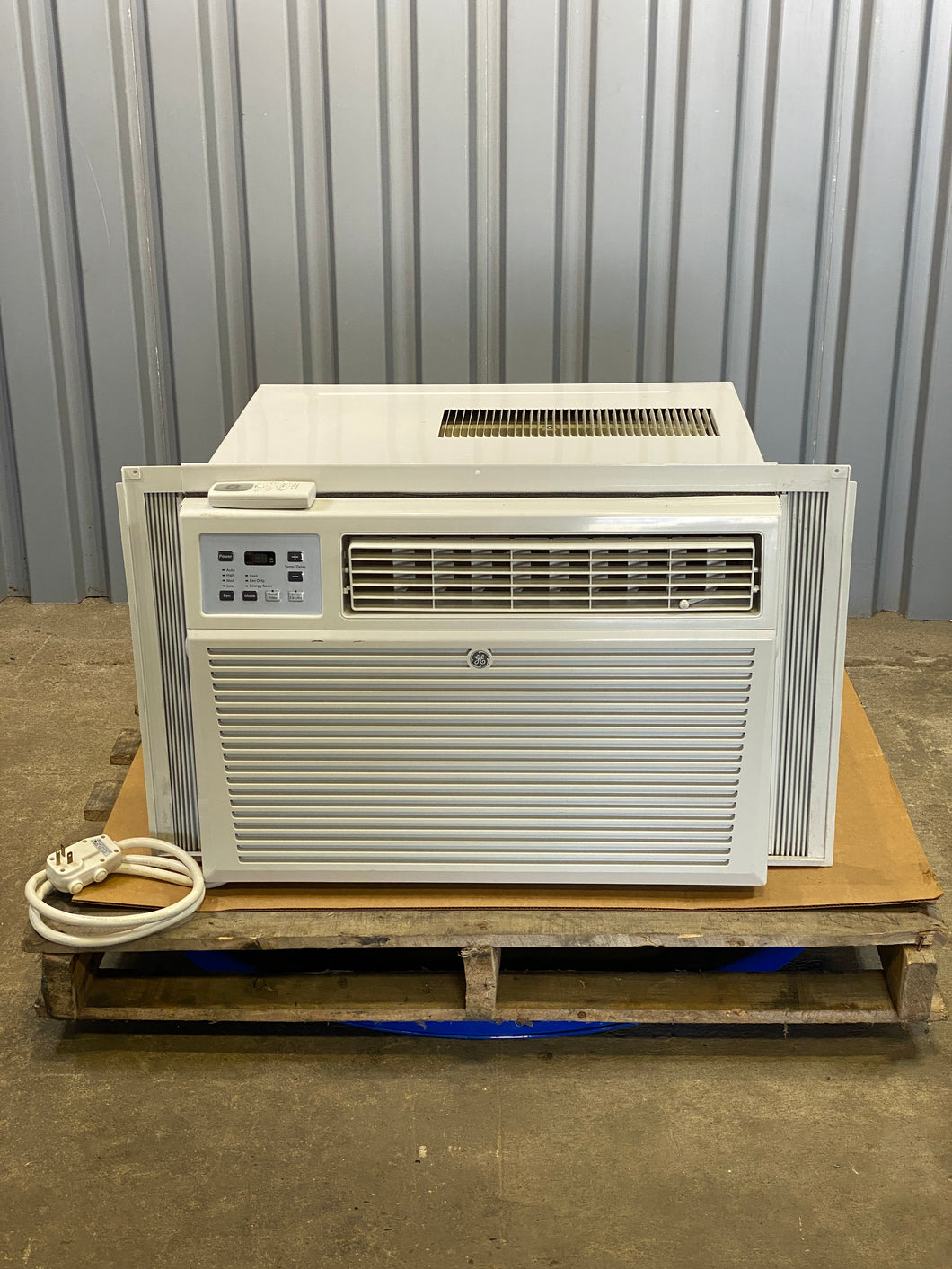 GE AEM24DXL1 Electronic Room Air Conditioner w/ Remote, 230/208V (Used)