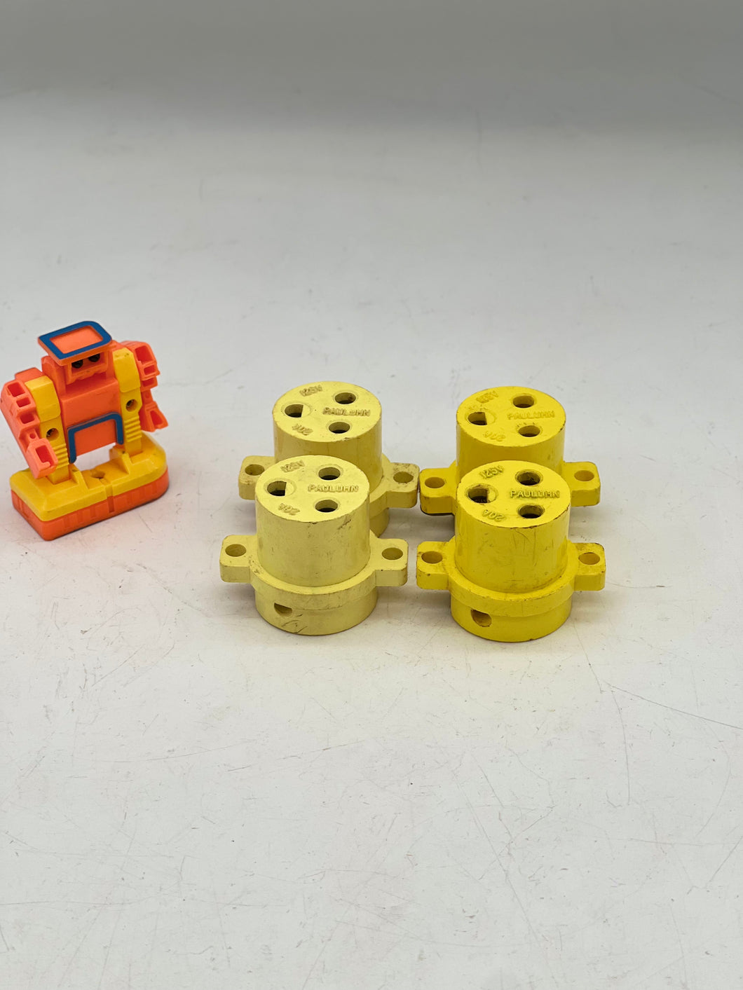 Pauluhn 422FC-125 Female Plug, 20A, 3-Wire, 2-Pole, Plastic, 125VAC *Lot of (4)* (Used)